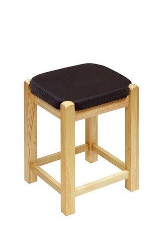 Elegancka pufa sosnowa o klasycznym wyglądzie, to znakomite rozwiazanie w pomieszczeniach, gdzie nie zmieści sie krzesło