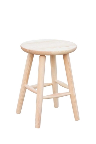 Obowiązkowym wyposażeniem każdego mieszkania jest stołek sosnowy, który posłuży jako siedzisko w kuchni lub dostawka podczas imprezy okolicznościowej w salonie lub jadalni